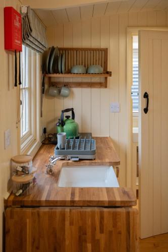 Kuchyň nebo kuchyňský kout v ubytování ShepherdsHut-Cotswolds-PetFriendly-WoodBurner