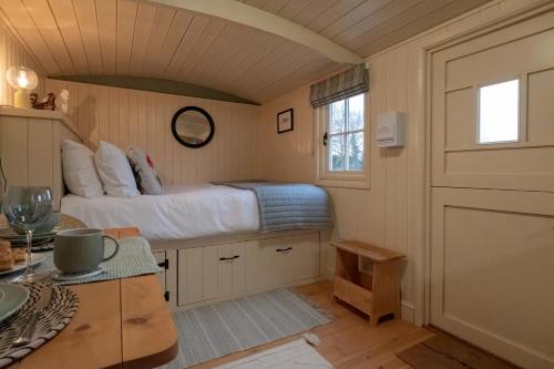 Postel nebo postele na pokoji v ubytování ShepherdsHut-Cotswolds-PetFriendly-WoodBurner