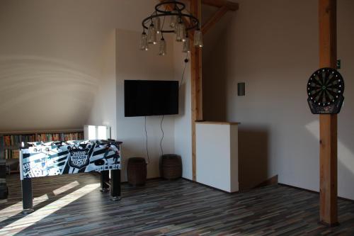 TV a/nebo společenská místnost v ubytování Dom nad Krzywym - prywatna plaża, 2 boiska, sauna, plac zabaw