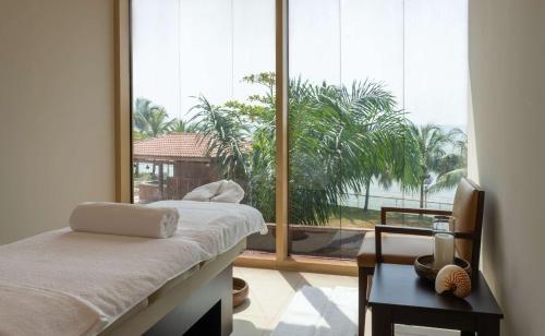 Postel nebo postele na pokoji v ubytování Radisson Blu Hotel, Conakry