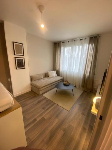 un salon avec un canapé et une table dans l'établissement Appartement cosy entre Paris et Disneyland Paris, à Villiers-sur-Marne