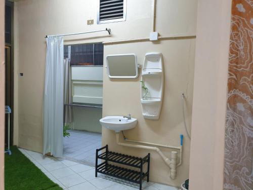 a bathroom with a sink and a urinal at Rainy's house ห้องพักขนาดใหญ่สำหรับครอบครัวและกลุ่มเพื่อน เงียบสงบและอบอุ่นใจกลางย่านนิมมาน in Chiang Mai