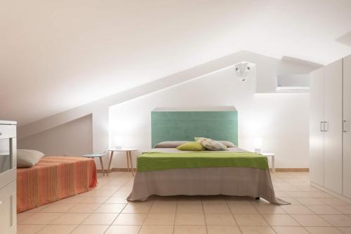 イスピカにあるISULATRAVEL - Blu Mediterraneo Houseの部屋にベッドが2つある寝室