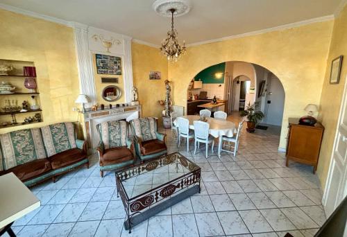 un salon avec un canapé et une table dans l'établissement appartquaisete et garage, à Sète