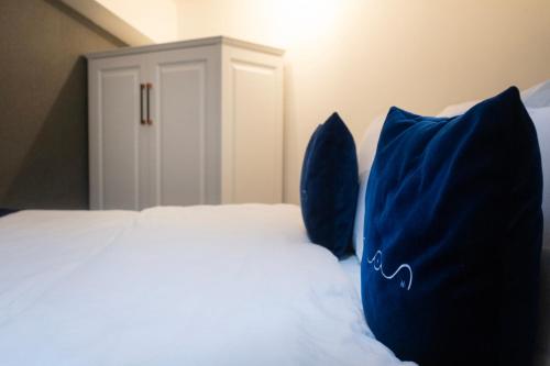 Una cama o camas en una habitación de Nam Hotel