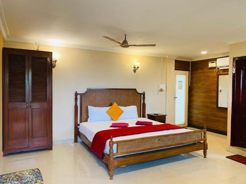 a bedroom with a bed and a ceiling fan at Nasya Beachside Cottages in Benaulim