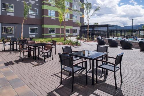 a group of tables and chairs in front of a building at Courtyard by Marriott Temecula Murrieta in Murrieta