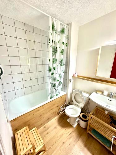 une salle de bain avec toilettes, baignoire et lavabo dans l'établissement Studio au pied des pistes avec terrasse, à Vars