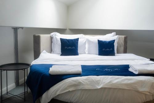 Una cama o camas en una habitación de Nam Hotel