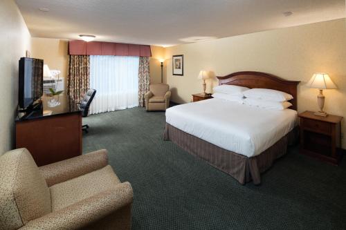 een hotelkamer met een bed en een bank bij Red Lion Hotel Eureka in Eureka