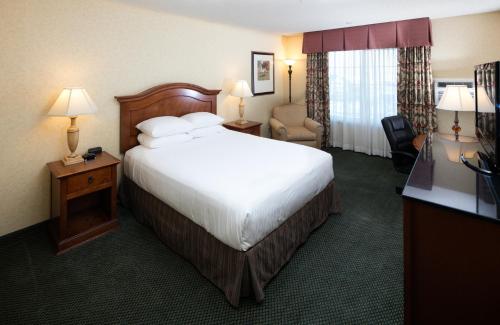 Red Lion Hotel Eurekaにあるベッド