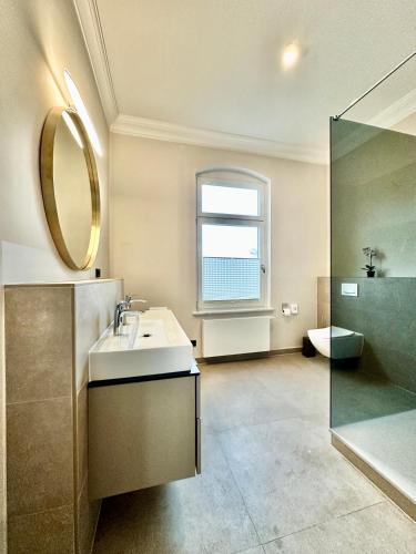 a bathroom with a sink and a mirror at Traumhaftes Apartment mit gratis Parkplatz und Balkon G3 in Oldenburg