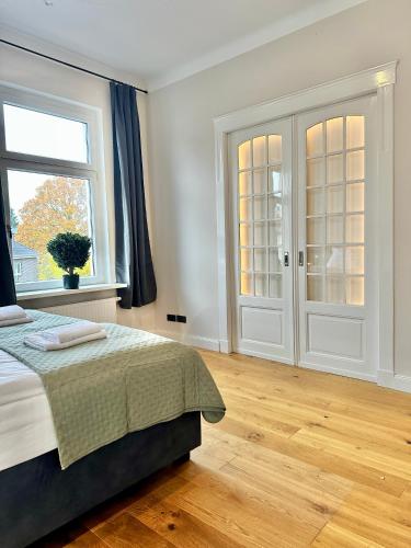 a bedroom with a bed and a window at Traumhaftes Apartment mit gratis Parkplatz und Balkon G3 in Oldenburg