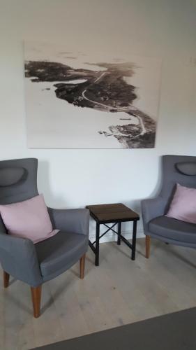 Ruang duduk di Örö Kasarmihotelli