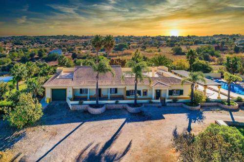 d'une vue sur le coucher du soleil. dans l'établissement Quinta Amoreira - Adults Only - LGBT friendly, à Poço Partido