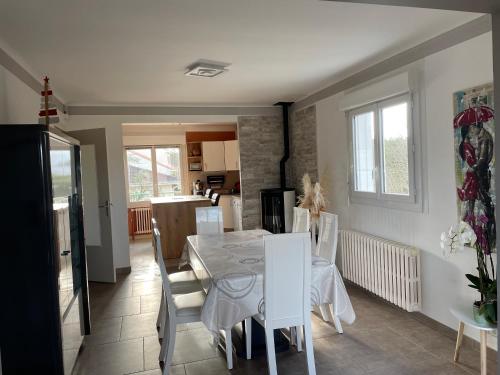 une cuisine et une salle à manger avec une table et des chaises dans l'établissement Chantal&Daniel, à Saint-Brévin-les-Pins