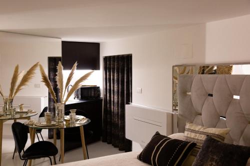 Χώρος καθιστικού στο LOFT SUITE FEMmE NOIR ''LA REGGIA''