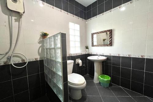 a bathroom with a toilet and a sink at Saithong Resort in Udon Thani