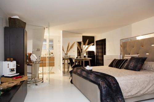 Χώρος καθιστικού στο LOFT SUITE FEMmE NOIR ''LA REGGIA''