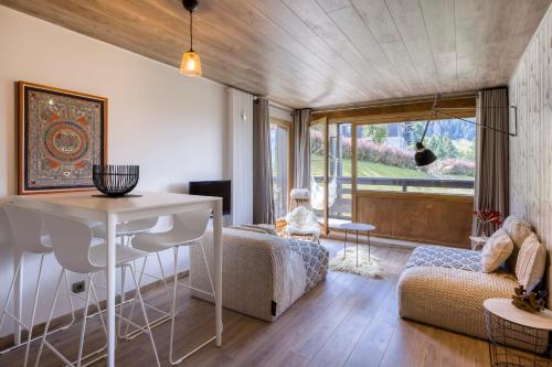 un salon avec un canapé et une table dans l'établissement Résidence Le Floréal - Megève, à Megève