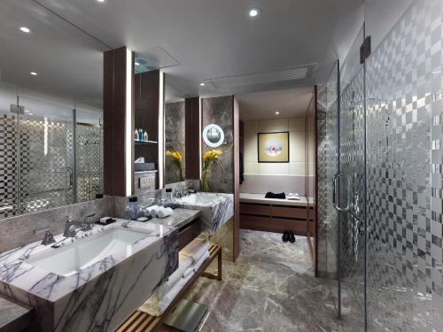 un bagno con due lavandini e una doccia di InterContinental Grand Stanford Hong Kong by IHG a Hong Kong