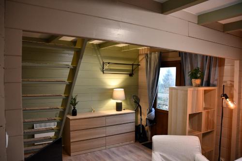 Ένα ή περισσότερα κρεβάτια σε δωμάτιο στο ArdenParks PetiteSuisse Chalet Renardeau