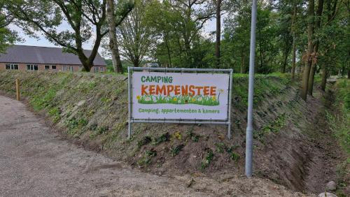 a sign on the side of a dirt road at Campingappartement in Knegsel