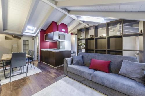 a living room with a couch and a table at Luxury Apartment Venice in Venice