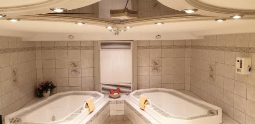 Koupelna v ubytování Alpenotel Rosenhof Ruhpolding, Wellness, Chiemgau Karte, Travelingo Bonus Programm
