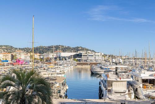 Une bande de bateaux amarrés dans un port de plaisance dans l'établissement L'HONORAT vue mer et port, à côté des plages du Midi et proche du Palais, à Cannes