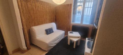 une petite chambre avec une chaise et une table dans l'établissement Coeur de ville, à Béziers