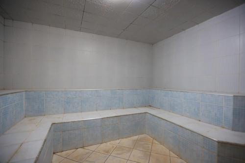 an empty room with blue and white tiles on the wall at Hotel Berro D`Agua Eco Resort in Avaré