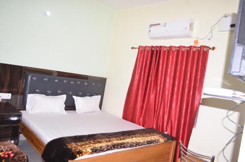 Postel nebo postele na pokoji v ubytování Hotel AV Priya