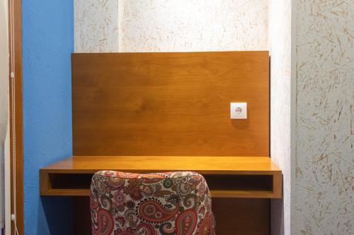 a wooden desk with a chair in a room at Ecofurtado in Furtado