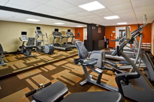 Das Fitnesscenter und/oder die Fitnesseinrichtungen in der Unterkunft Courtyard Cape Cod Hyannis