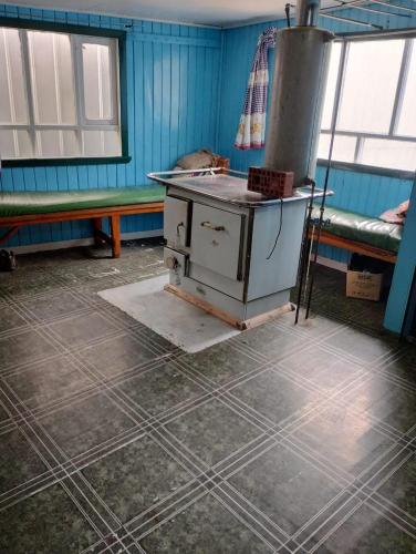 an old stove in a room with blue walls at La Casa del Bosque in Dalcahue