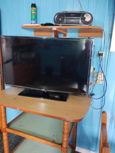 a desk with a computer on top of it at La Casa del Bosque in Dalcahue