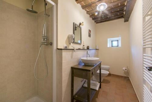 a bathroom with a sink and a shower at Casa Storica a Pennabilli in Valmarecchia in San Marino Rustico