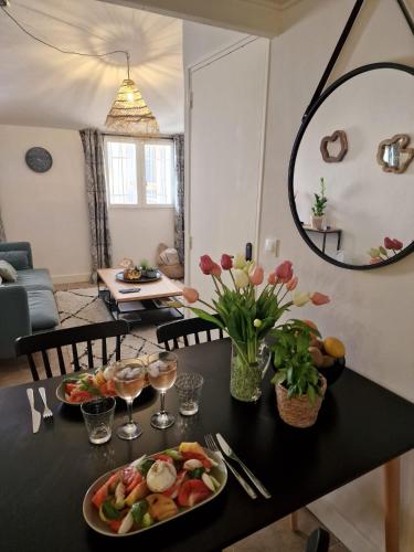 une table avec une assiette de nourriture et un miroir dans l'établissement Joli Appart Climatisé Hyper Calme Quartier Mairie, à Aix-en-Provence