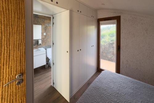 a room with a bathroom with a sink and a door at Ecofurtado in Furtado