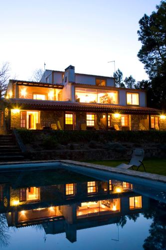 a house with a pool in front of it at Quinta do Troviscal in Castelo do Bode