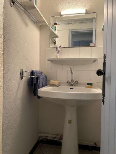 une salle de bain avec un lavabo blanc et un miroir dans l'établissement SP460-114 Maison 4 pièces - SAINT PIERRE LA MER, à Saint Pierre La Mer
