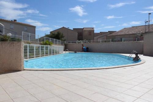 une grande piscine dans un immeuble avec dans l'établissement SP480-165 Maison 2 pièces mezzanine SAINT PIERRE LA MER, à Saint Pierre La Mer