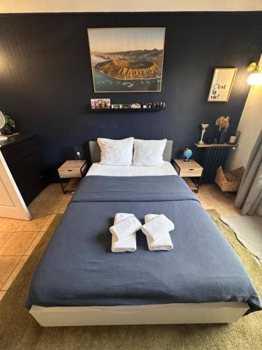une chambre avec un lit avec deux oreillers dessus dans l'établissement Appartement avec balcon, 5 min du Métro 1-6, Nation, Disneyland, Zoo, Bois de Vincennes, à Paris