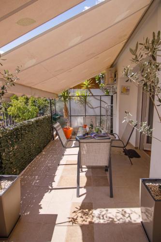 Bright small penthouse in the center of athens