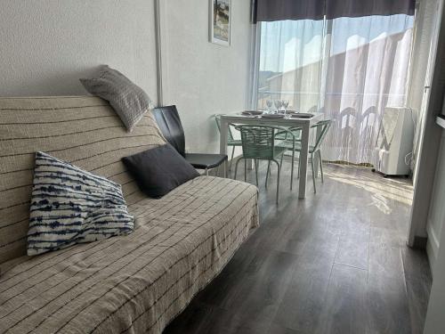 une chambre avec un lit et une table et une salle à manger dans l'établissement SP490-039 Appartement 2 pièces SAINT PIERRE LA MER, à Saint Pierre La Mer