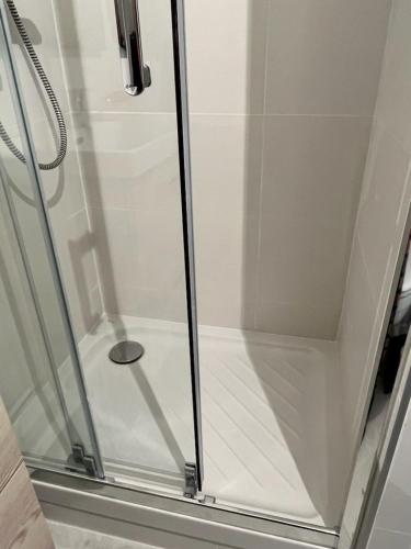 une douche avec une porte vitrée dans une salle de bain dans l'établissement SP490-039 Appartement 2 pièces SAINT PIERRE LA MER, à Saint Pierre La Mer