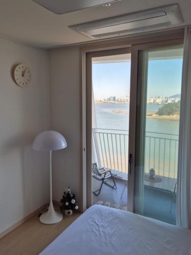 a bedroom with a bed and a view of the ocean at Cozy room Oceanview Memory Yeongjong in Incheon