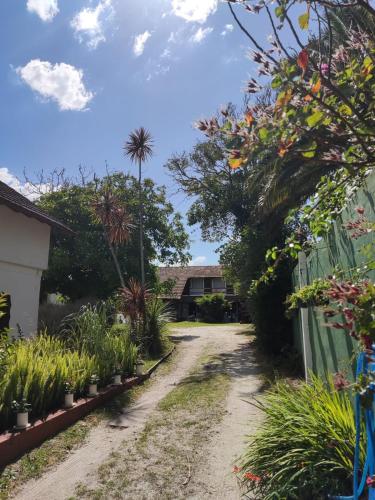 a garden path with plants and a fence at Las Grullas in Villa Gesell