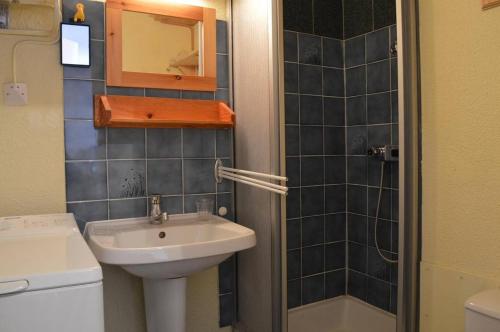 une petite salle de bain avec un lavabo et une douche dans l'établissement SP520-B129 Appartement 2 pièces SAINT PIERRE LA MER, à Saint Pierre La Mer